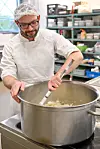 Florian, second de cuisine, propose toujours des menus de saison, avec des produits frais.