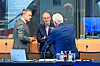 Luc Frieden (au c.) en discussion avec le Premier ministre libéral sortant, Xavier Bettel (à g.), et Claude Wiseler, le chef de la délégation de négociation du CSV.