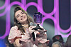 Laura Thorn recevant le trophée qui lui assure une participation à l'Eurovision avec sa chanson 'La Poupée monte le son'.