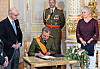 Le Grand-Duc Henri signant son abdication, vendredi matin, peu après 10 h, au Palais grand-ducal.