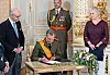 Le Grand-Duc Henri signant son abdication, vendredi matin, peu après 10 h, au Palais grand-ducal.