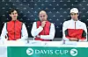 Gilles Muller entouré des deux meilleurs joueurs du pays.