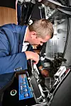 Les techniciens des machines à sous contrôlent très régulièrement chaque borne.