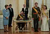 Le Grand-Duc Jean signant l’acte d’abdication.