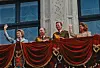 Le nouveau couple grand-ducal saluant la foule depuis le balcon aux côtés de Jean et Joséphine-Charlotte.