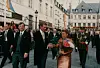 Le Grand-Duc Henri et la Grande-Duchesse Maria Teresa défilant dans les rues de la capitale après la messe.