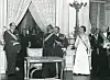 La Grande-Duchesse Charlotte signant l'acte d'abdication lors de l’avènement au trône du Grand-Duc Jean en novembre 1964.