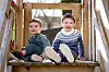Le Prince Charles, cinq ans, avec son petit frère, le Prince François, deux ans.