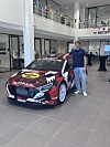 Grégoire Munster pose fièrement aux côtés du bolide avec lequel il participera au rallye de Luxembourg, à partir de ce vendredi.