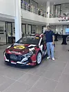 Grégoire Munster pose fièrement aux côtés du bolide avec lequel il participera au rallye de Luxembourg, à partir de ce vendredi.