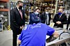 Le Grand-Duc héritier Guillaume et le ministre Franz Fayot, accompagnés par Luc Provost, le directeur général de B Medical Systems, ont visité la chaîne de production. (photos Alain Rischard)
