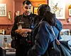 Autour d’un café, les visiteurs peuvent exprimer avec les policiers leurs préoccupations concernant le quartier ainsi que leurs besoins et attentes. (Photo archives : vincent lescaut)
