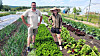 Yves Diederich et l’apprentie, Carla, au milieu de la ferme où tout le travail est fait à la main. (Photos : erwan nonet)