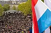 Vue depuis le balcon du Cercle Cité sur la place d’Armes, noire de monde du fond jusqu’aux terrasses qui l’entourent.