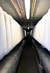 Sous les patinoires, des mètres de tunnels aux tuyaux gelés se déroulent. C’est là-dessous que le passage du glycol se passe.
