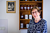 Marguerite Eiffes-Emmerich pose derrière des souvenirs de sa carrière.