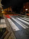Les traces de freinage ont noirci le passage piéton.