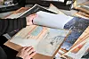 Sur le bureau de Pascal s’accumulent les planches réalisées à l’aquarelle. Elles sont ensuite retravaillées à l’ordinateur.
