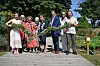 La bourgmestre de la Ville de Luxembourg, Lydie Polfer, qui coupe la guirlande de plantes à l’aide d’un sécateur.