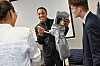 Les futurs stewards et hôtesses de l'air sont formés en manipulant plusieurs équipements essentiels à bord comme cette cagoule anti-fumée.