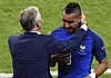 Dimitri Payet en larmes, face à Didier Deschamps, lors de sa sortie. (photo AFP)