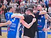Joé Biever (n° 5), réconforté par son frère Pit, retraité depuis l’an passé, et Alex Rodenbourg, qui tombe dans les bras de son coach Franck Mériguet, ont disputé, dimanche, le dernier match de leur illustre carrière. Une page se tourne…