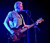 Emma Richardson, la nouvelle bassiste du groupe depuis l’an dernier, accompagne Black Francis au chant sur certains morceaux.
