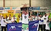 Le capitaine Ben Weyer, premier à soulever le trophée.