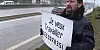 Chaque matin, entre 06H30 et 09H30, Gilles Latraye se tient en bordure de route, muni d’une pancarte sur laquelle sont inscrits son numéro de portable et la phrase: 'Je veux travailler'.