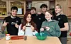 Gaston, Maxime, Pierre, Eva, Amélie et Chloé produisent des barres de céréales chocolatées et composées de farine de grillon.