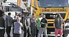 Les salariés de Caterpillar ont attendu, sur le parking, l'annonce du conseil d'entreprise extraordinaire.