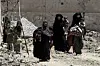 Des femmes irakiennes fuient leur foyer le 15 juin 2017 dans le quartier al-Shifa à l'ouest de Mossoul.