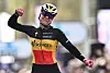 Lotte Kopecky a parfaitement géré le sprint final avec la complicité de sa coéquipière Chantal Van den Broek-Blaak (photo : AFP).