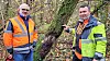 Jacques Mersch (à gauche) et Salman, technicien de l’environnement, devant un robinier cerclé du Giele Botter.
