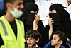 Deux saoudiennes assistent à un match de foot à Riyad, ce qui leur était interdit jusqu'en janvier. Les femmes peuvent désormais créer des entreprises sans autorisation d'un tuteur.