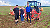 Grâce à la bineuse à traitement inter-rang, l’agriculteur Joé Weber (à g.) peut cultiver le maïs tout en respectant le règlement de la zone de protection des eaux. (Photos : erwan nonet)