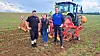 Grâce à la bineuse à traitement inter-rang, l’agriculteur Joé Weber (à g.) peut cultiver le maïs tout en respectant le règlement de la zone de protection des eaux. (Photos : erwan nonet)
