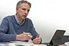Selon Luc Weis, plusieurs études montrent, notamment en filmant les cours sur tablettes, que dans un cours on ne regarde pas en permanence l'outil informatique. Les enfants parlent avec leurs voisins pour trouver des solutions ou regardent et interrogent leur instituteur (Photo : Tania Feller).