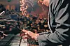 L’une des scènes les plus fortes en émotion du documentaire montre Jon Batiste improviser un morceau au piano, qu’il dédie à son épouse.