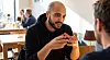 Non, cette image de Karim Youssef n’a pas été prise dans un café, mais est générée par LetzAI : l’auriez-vous deviné?