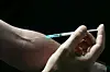 La Fédération française d'addictologie (FFA) recommande dans un rapport que la consommation de drogue soit permise dans les centres d'accueil pour toxicomanes.