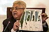 La carte tenue par le président de l'autorité palestinienne, Mahmud Abbas, parle d'elle-même. Malgré tout, le passage à l'ONU ce mardi s'annonce complexe (Photo : AFP).