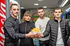 (De g. à dr.) Bryan Belacca, sa femme Sabrina et Quentin et Maxime, ses employés, ont été élus «Meilleure friterie de Belgique» début janvier.