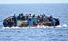 Image d'un navire de migrants en train de chavirer au large de la Libye, une photo prise le 25 mai 2016 par la marine italienne.