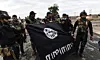 Les soldats irakiens ont symboliquement décroché un drapeau de Daech à leur arrivée. (photos AFP)
