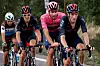 Ici derrière son coéquipier, Filippo Ganna (en rose), Geraint Thomas avait souffert lundi après sa lourde chute. Sa décision de ne pas repartir est donc logique (Photo : AFP).