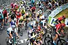 Luc Wirtgen (en jaune), ici au centre de l’action entre deux coéquipiers, dans l’ascension du Mur de Huy, est doublement motivé. (photo Aso/Aurélien Vialatte)