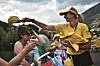 Casquettes, bobs, stylos, porte-clefs... En tout près de 15 millions d'objets promotionnels sont distribués sur le passage du Tour de France.