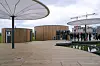 Sur les îlots du pavillon se trouve une expérience immersive, avec un conte audio et de la réalité augmentée afin de replonger les visiteurs dans l’histoire de la source de Belval.