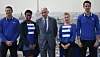 Jean-Marc Janaillac, l'ex-PDG d'Air France KLM, posant il y a un an avec les hotesses et stewards de Joon, à l'occasion du lancement de cette compagnie low-cost.